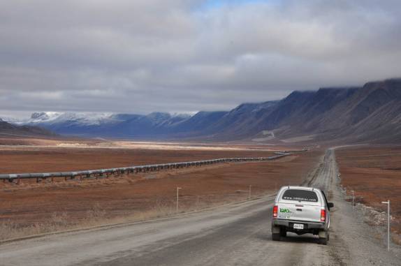 dirigindo em plena tundra, na Dalton Highway, no norte do Alaska